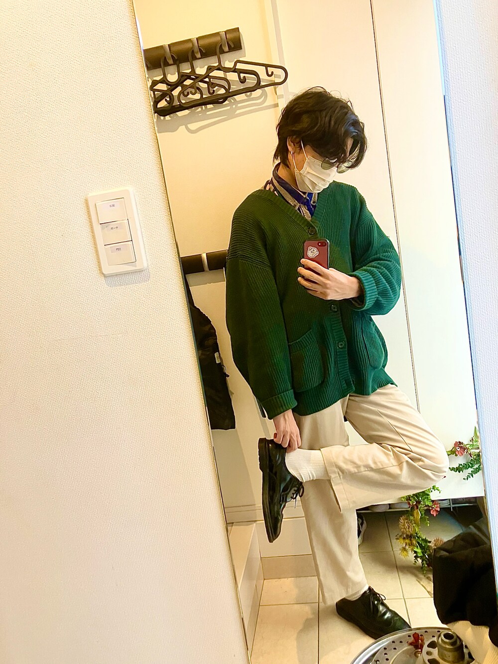 その他のシャツ/ブラウス、グリーン系のカーディガン/ボレロ、ブラック系のドレスシューズを着用したメンズの冬コーディネートの2枚目の写真