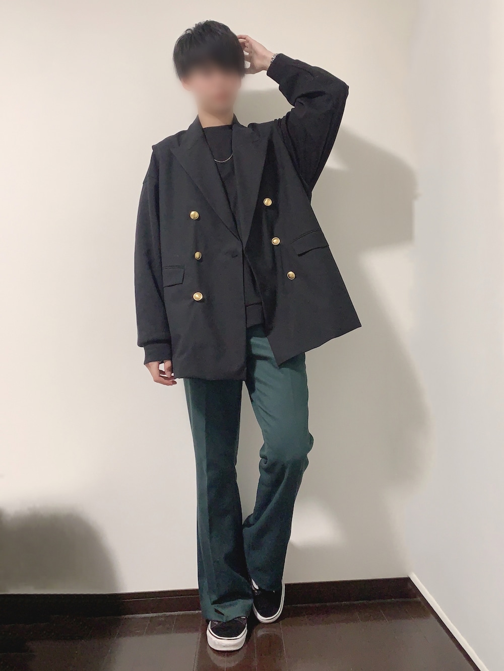 「メンズファッション、シンプルコーデ、今日のコーデ、春コーデ、ジレ、フレアパンツ、緑パンツ、ブラックコーデ、綺麗めカジュアル、HARE、GU、VANS、ブレザー」｜「HAREのTRスリムフレアパンツ(HARE)（スラックス、グリーン系）」を使った、ぴょんすさん（メンズ・175cm）の春コーディネートの2枚目の写真