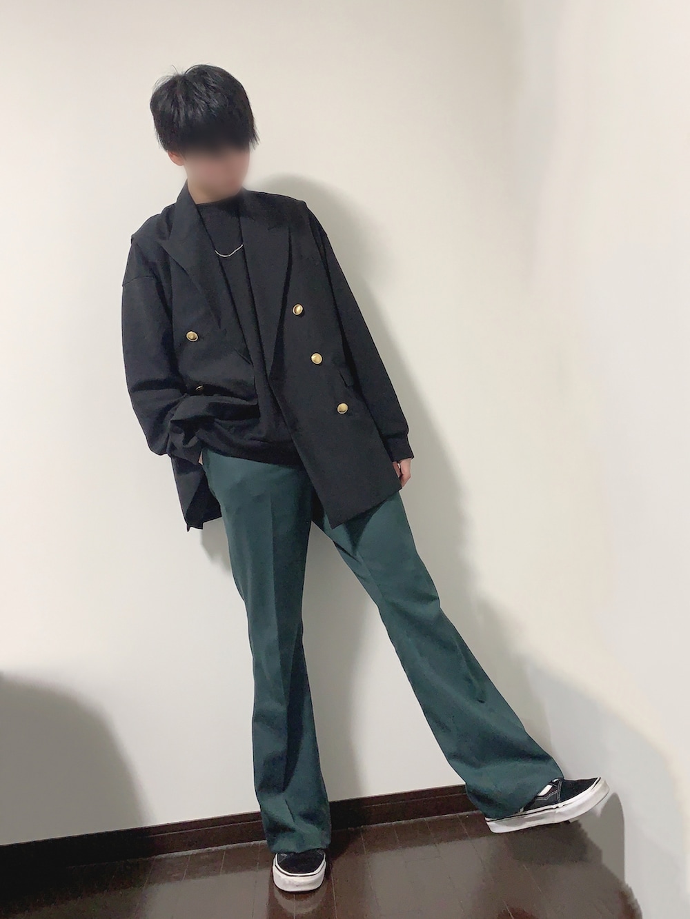 「メンズファッション、シンプルコーデ、今日のコーデ、春コーデ、ジレ、フレアパンツ、緑パンツ、ブラックコーデ、綺麗めカジュアル、HARE、GU、VANS、ブレザー」｜「HAREのTRスリムフレアパンツ(HARE)（スラックス、グリーン系）」を使った、ぴょんすさん（メンズ・175cm）の春コーディネートの3枚目の写真