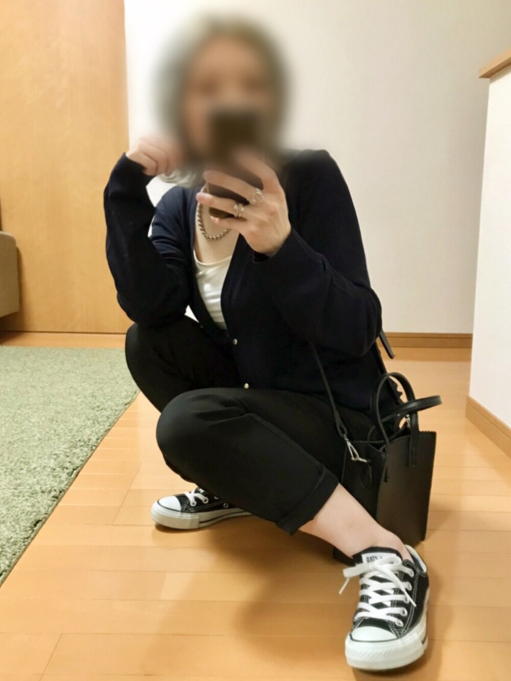 ブルー系のカーディガン/ボレロ、ブラック系のスラックス、ブラック系のショルダーバッグを着用したレディースの春コーディネートの3枚目の写真