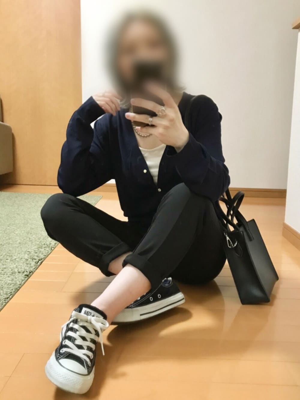 ブルー系のカーディガン/ボレロ、ブラック系のスラックス、ブラック系のショルダーバッグを着用したレディースの春コーディネートの2枚目の写真