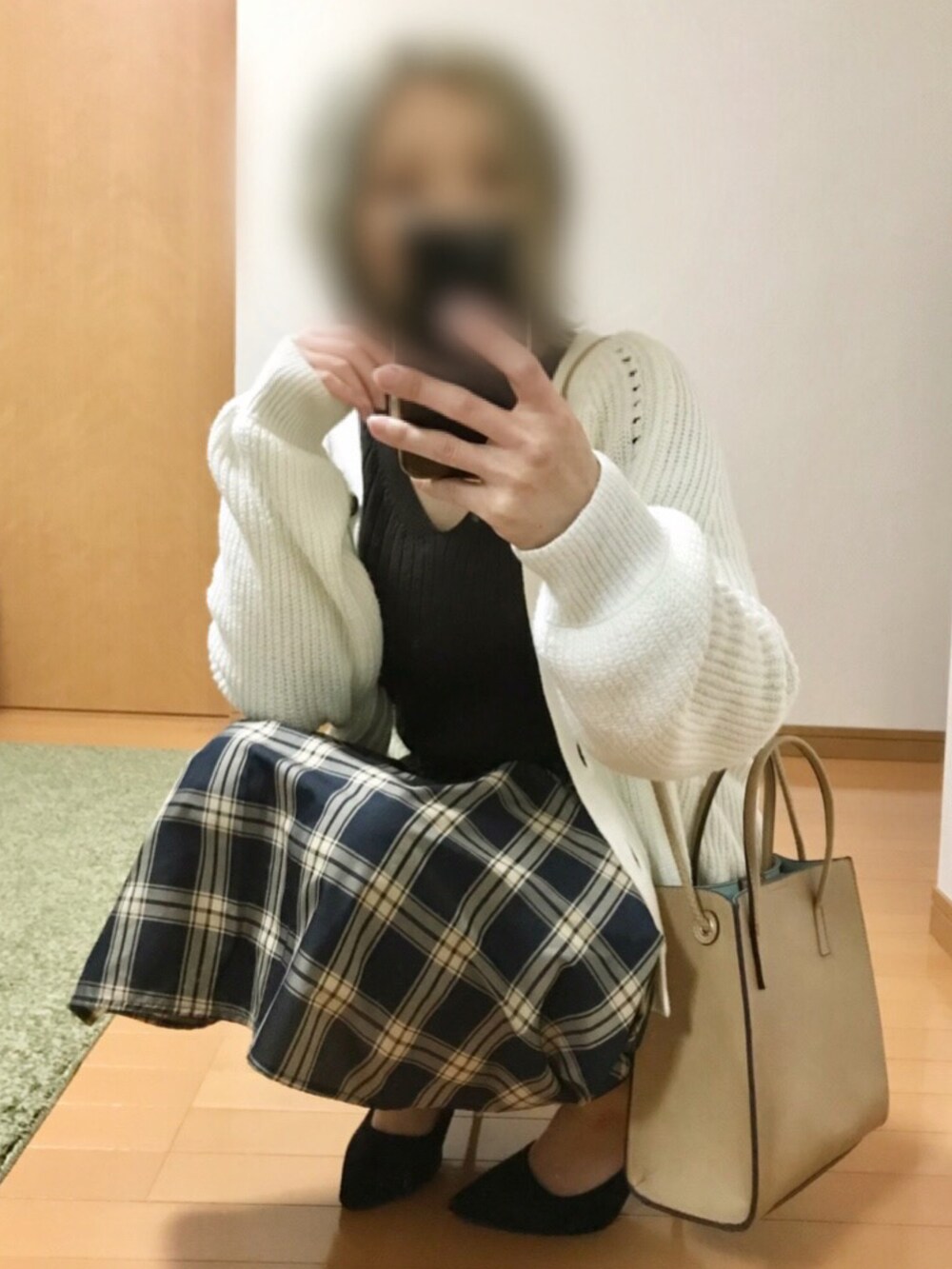 ホワイト系のカーディガン/ボレロ、ブラウン系のニット/セーター、ブルー系のスカートを着用したレディースの春コーディネートの3枚目の写真