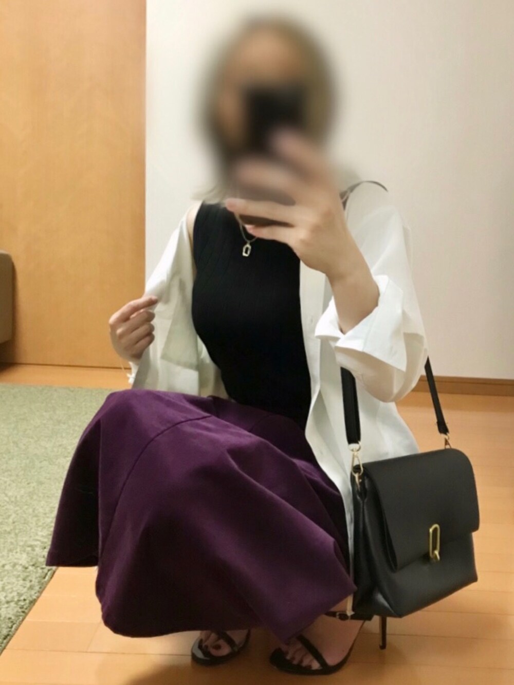 ホワイト系のシャツ/ブラウス、ブラック系のTシャツ/カットソー、パープル系のスカートを着用したレディースの春コーディネートの3枚目の写真
