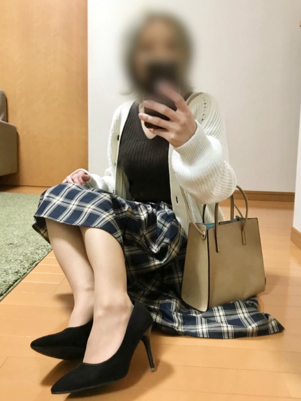 ホワイト系のカーディガン/ボレロ、ブラウン系のニット/セーター、ブルー系のスカートを着用したレディースの春コーディネートの2枚目の写真