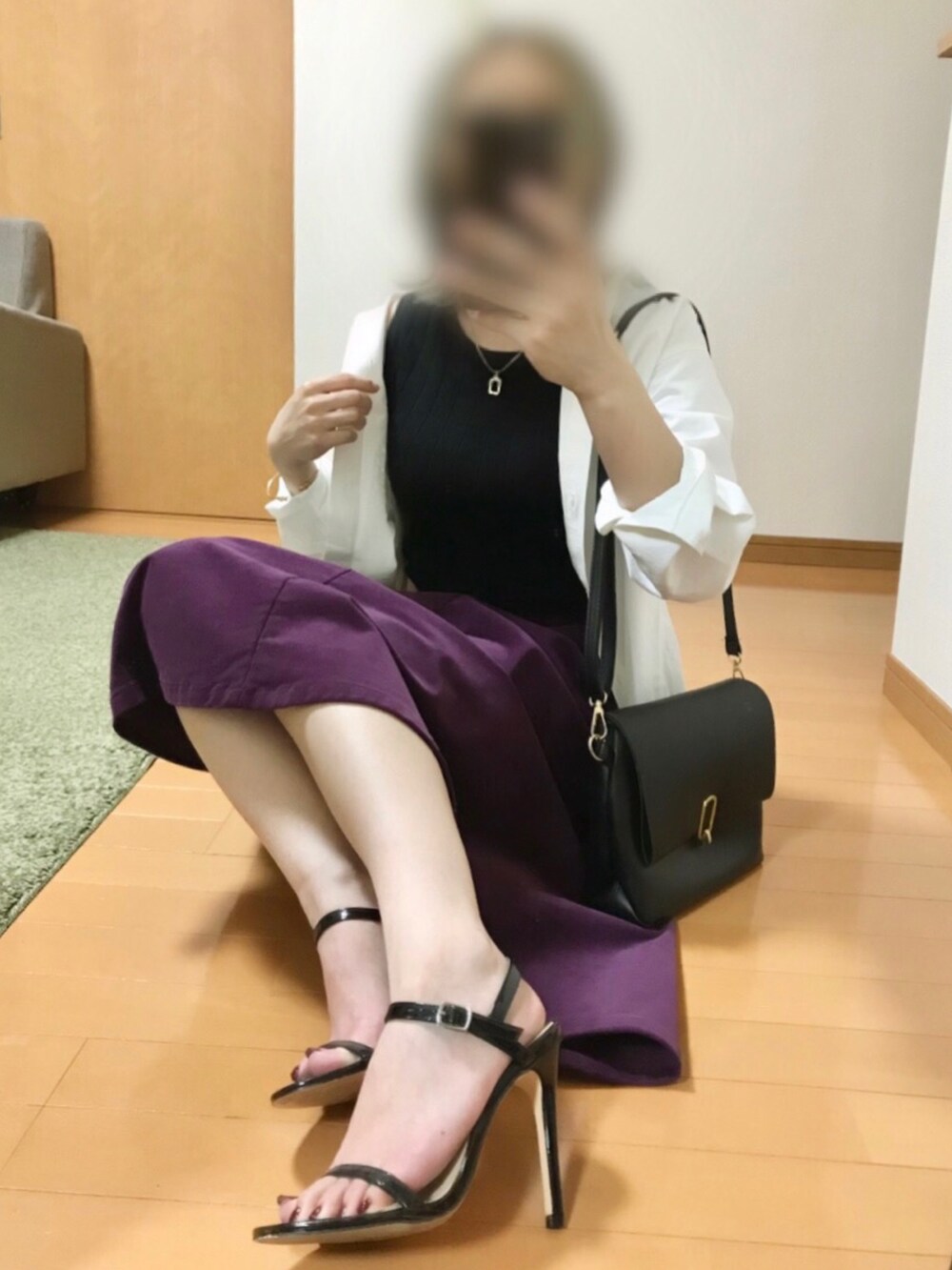 ホワイト系のシャツ/ブラウス、ブラック系のTシャツ/カットソー、パープル系のスカートを着用したレディースの春コーディネートの2枚目の写真