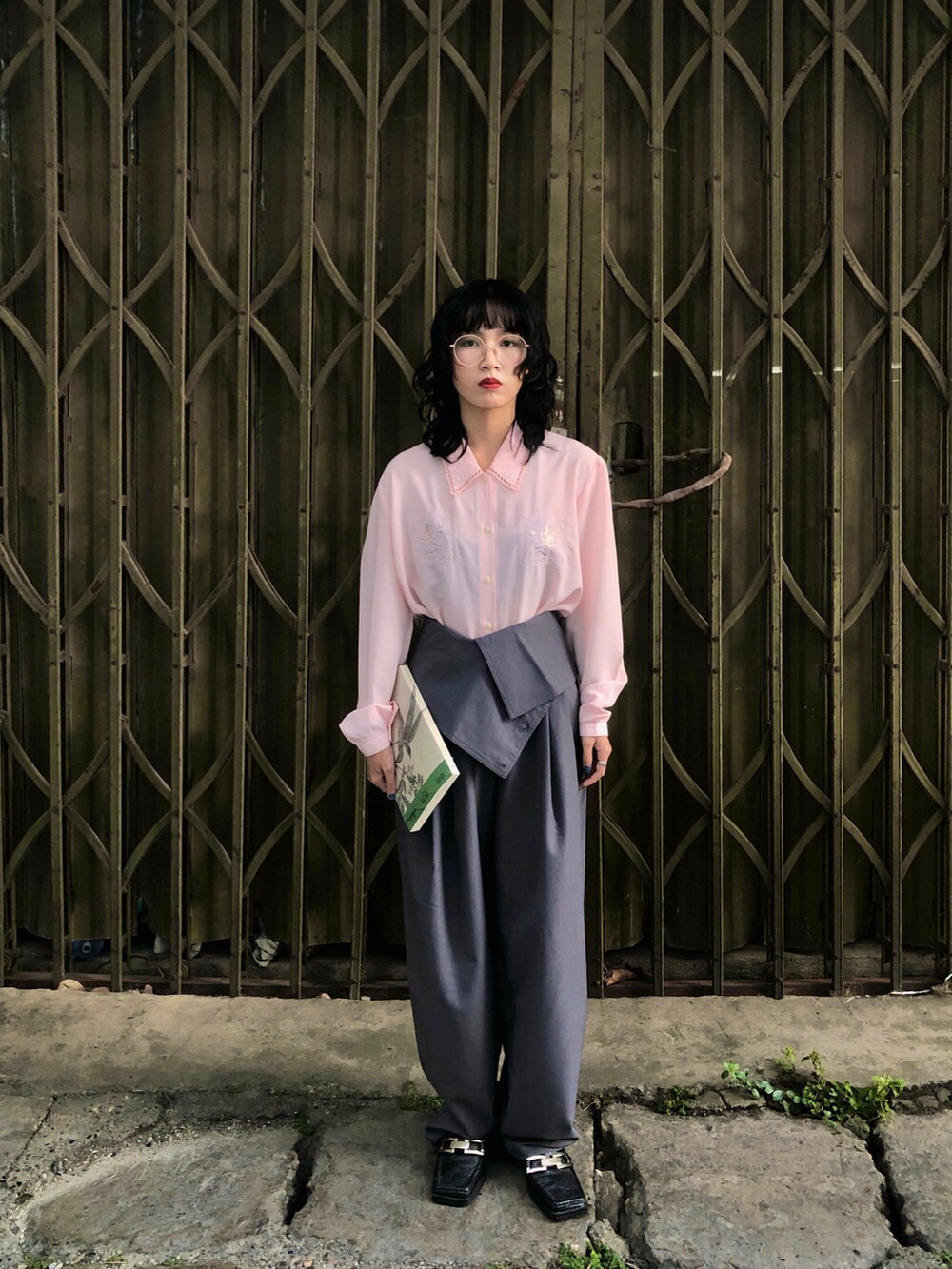 ブラック系のローファー、ピンク系のシャツ/ブラウスを着用したレディースの春コーディネートの2枚目の写真