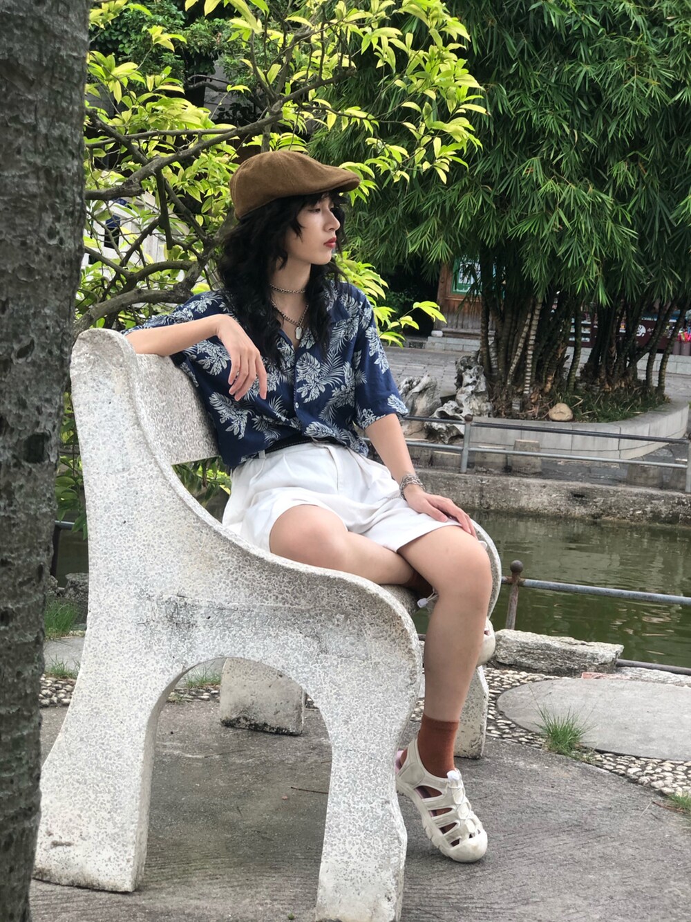 ブルー系のシャツ/ブラウス、ホワイト系のサンダルを着用したレディースの春コーディネートの2枚目の写真