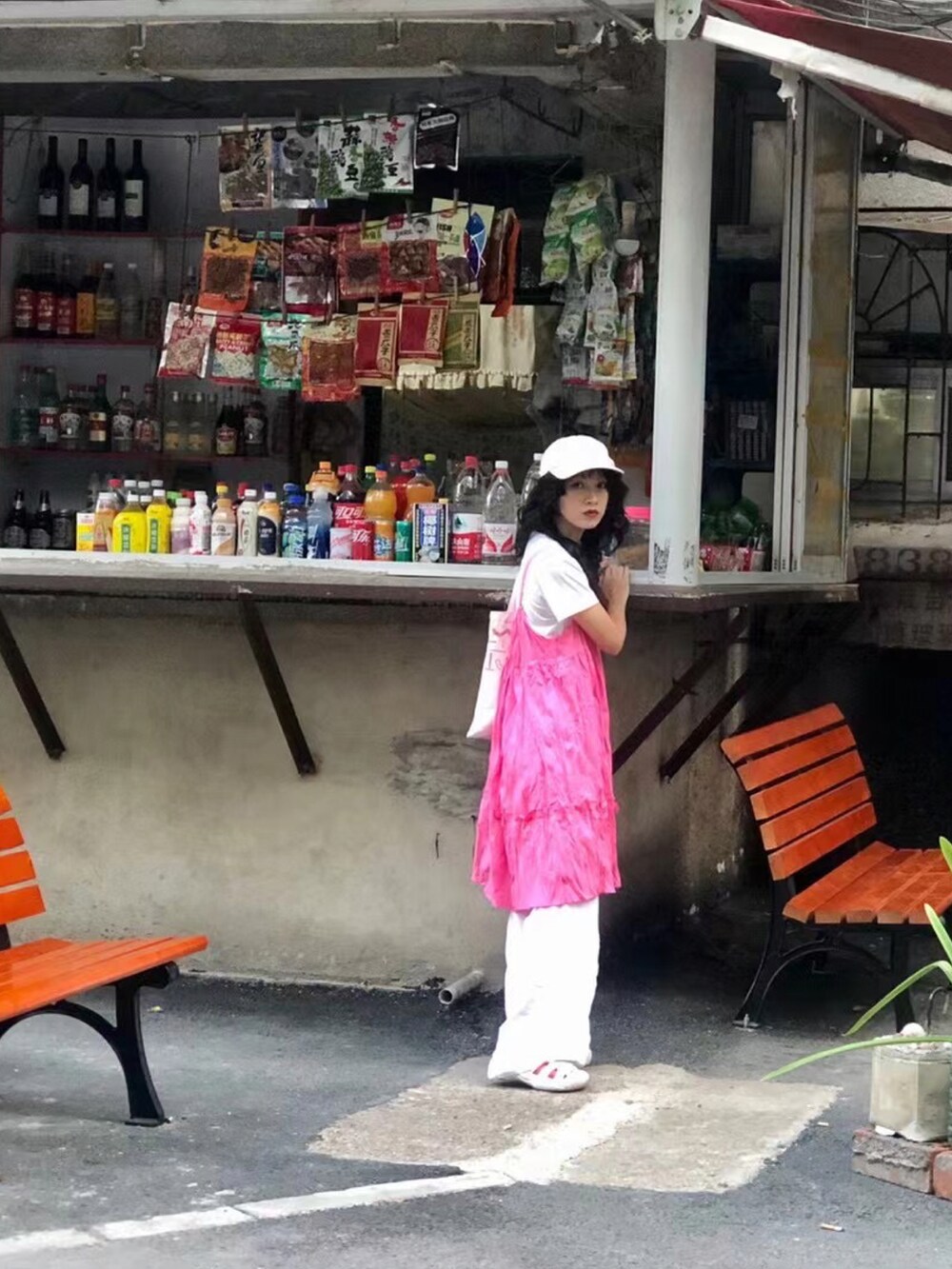 ホワイト系のサンダル、ホワイト系のTシャツ/カットソーを着用したレディースの春コーディネートの2枚目の写真