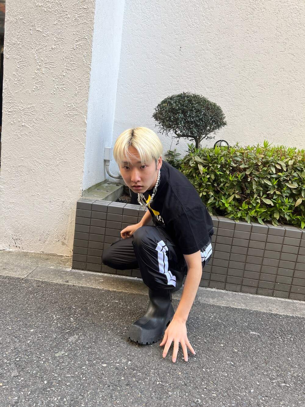 ブラック系のTシャツ/カットソー、ブラック系のその他パンツを着用したメンズの春コーディネートの2枚目の写真