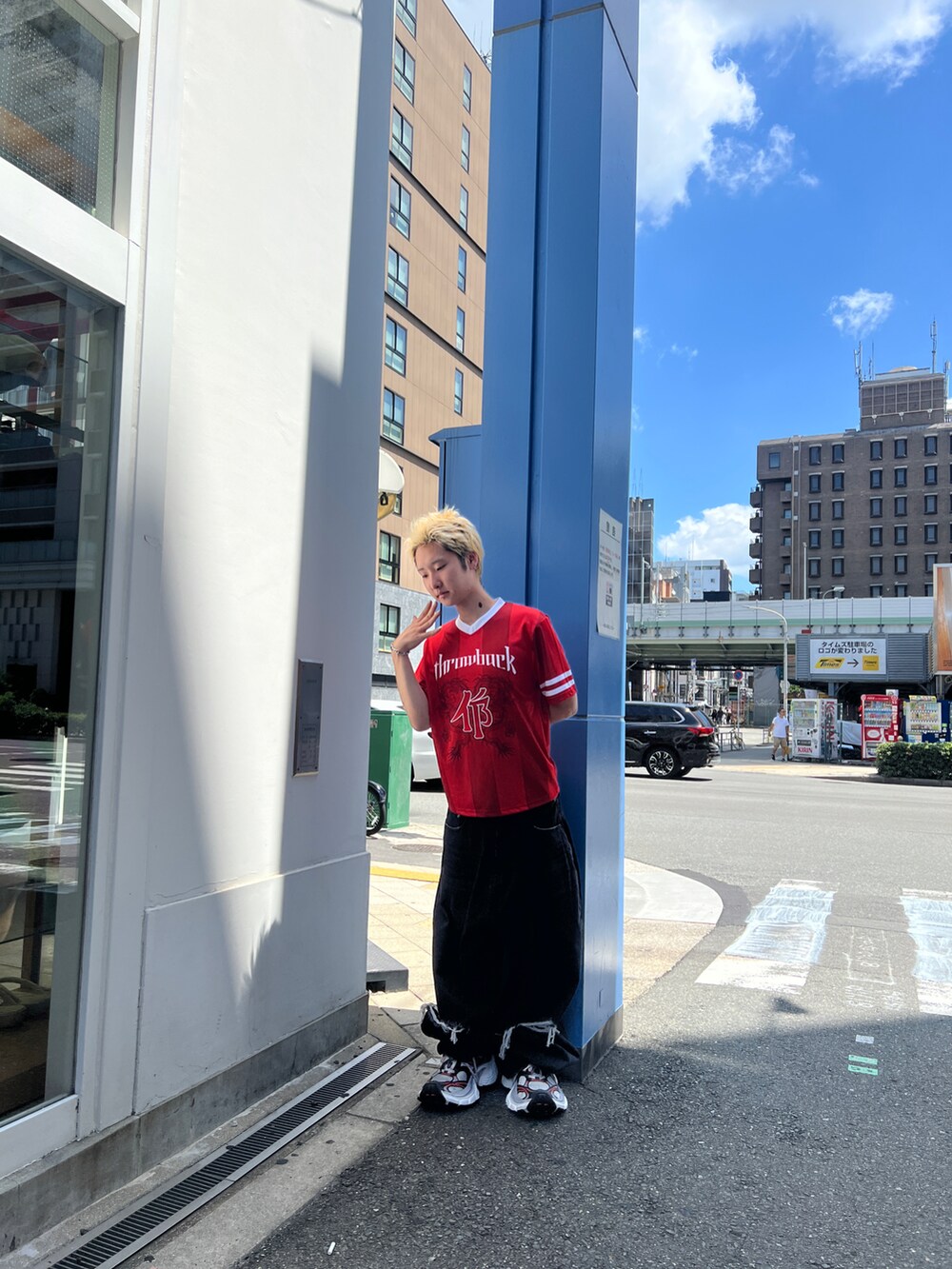 ブラック系のデニムパンツを着用したメンズの夏コーディネートの2枚目の写真