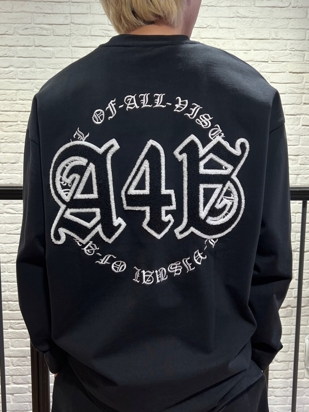 ブラック系のスウェットパンツ、ブラック系のTシャツ/カットソー、ブラック系のその他パンツを着用したメンズの春コーディネートの3枚目の写真