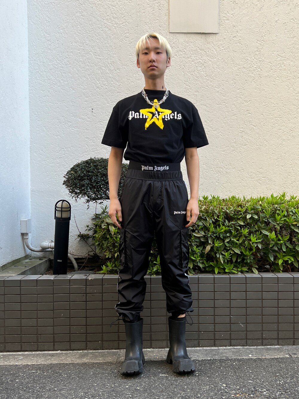 ブラック系のTシャツ/カットソー、ブラック系のその他パンツを着用したメンズの春コーディネートの3枚目の写真