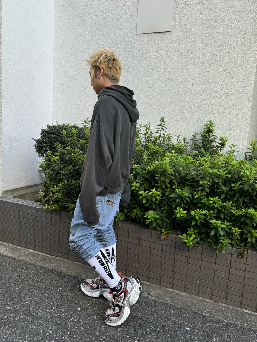 グレー系のパーカーを着用したメンズの秋コーディネートの3枚目の写真