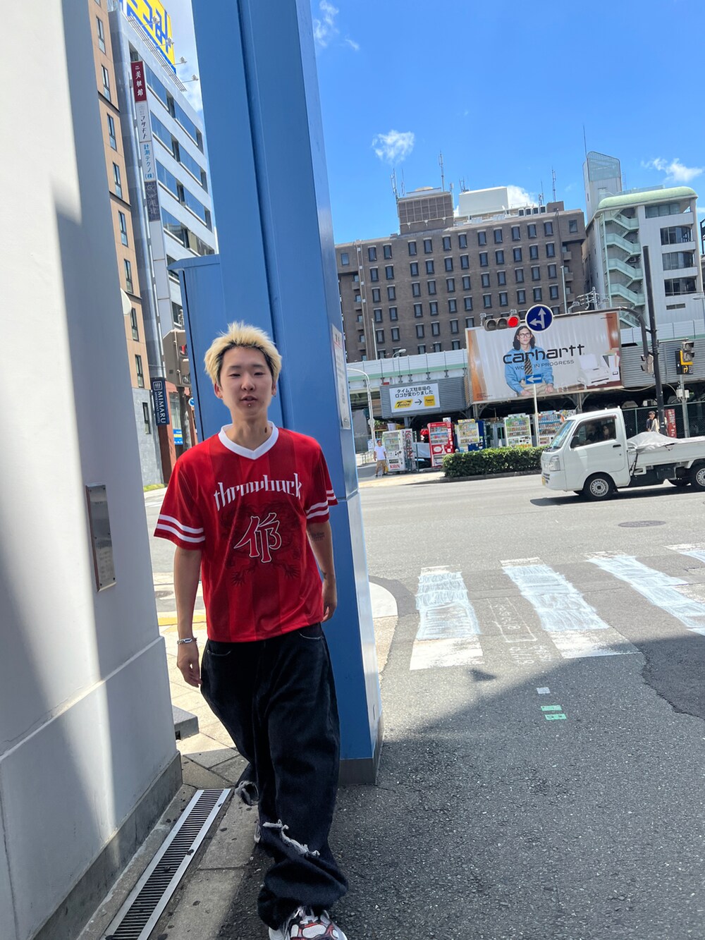 ブラック系のデニムパンツを着用したメンズの夏コーディネートの4枚目の写真