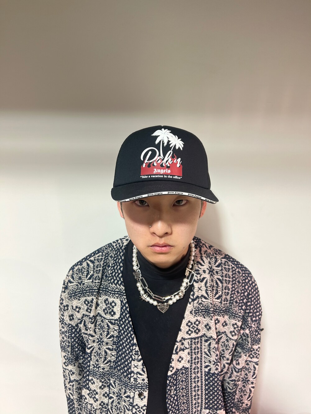 ベージュ系のカーディガン/ボレロを着用したメンズの春コーディネートの3枚目の写真