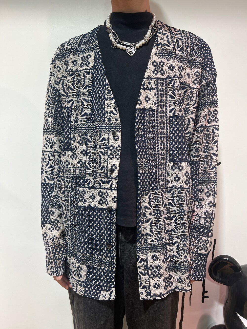 ベージュ系のカーディガン/ボレロを着用したメンズの春コーディネートの2枚目の写真