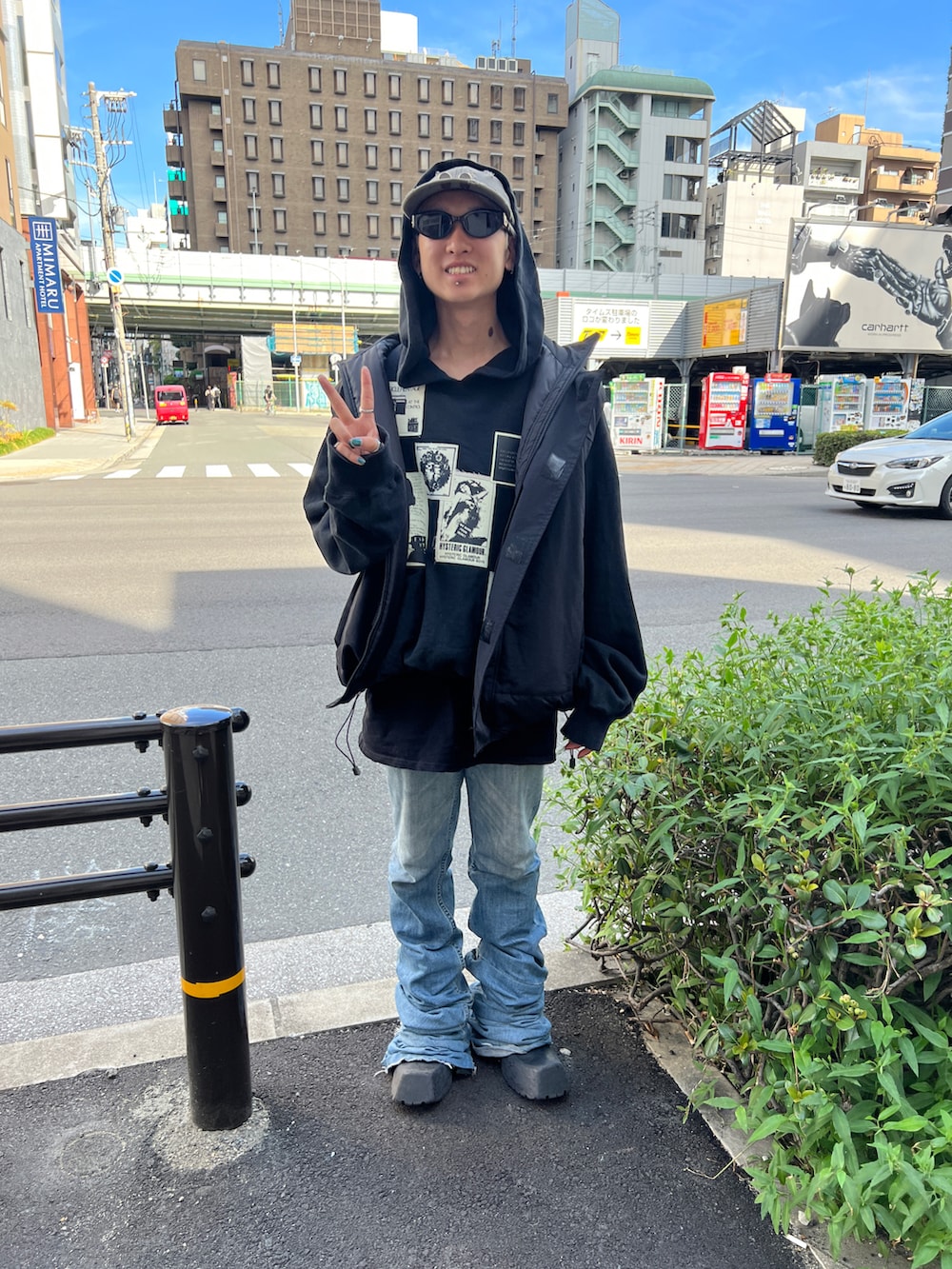 ブラック系のダウンベストを着用したメンズの秋コーディネートの2枚目の写真