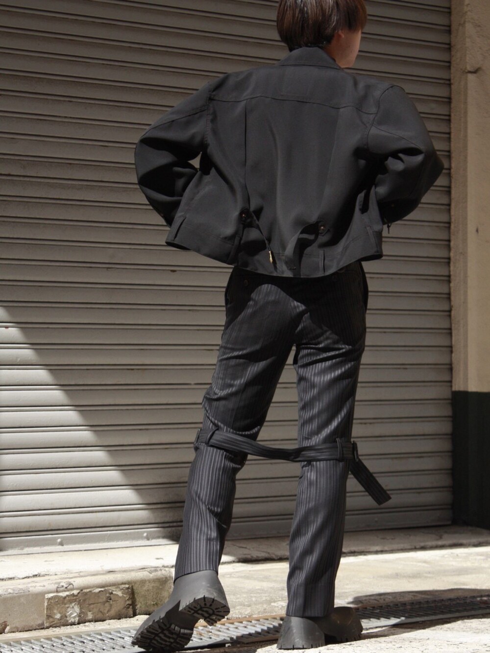 ブラック系のTシャツ/カットソー、ブラック系のTシャツ/カットソー、ブラック系のTシャツ/カットソーを着用したメンズの春コーディネートの2枚目の写真