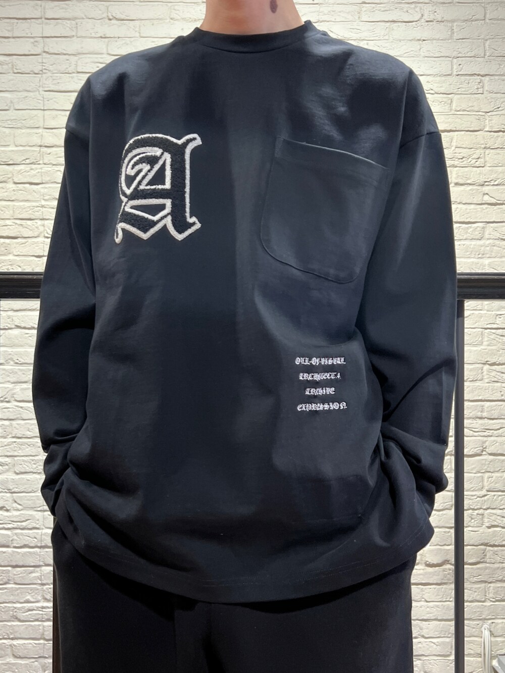 ブラック系のスウェットパンツ、ブラック系のTシャツ/カットソー、ブラック系のその他パンツを着用したメンズの春コーディネートの2枚目の写真