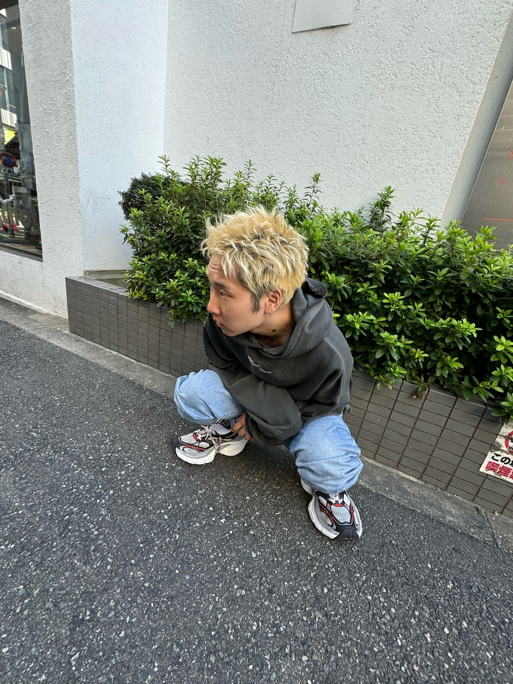 グレー系のパーカーを着用したメンズの秋コーディネートの2枚目の写真