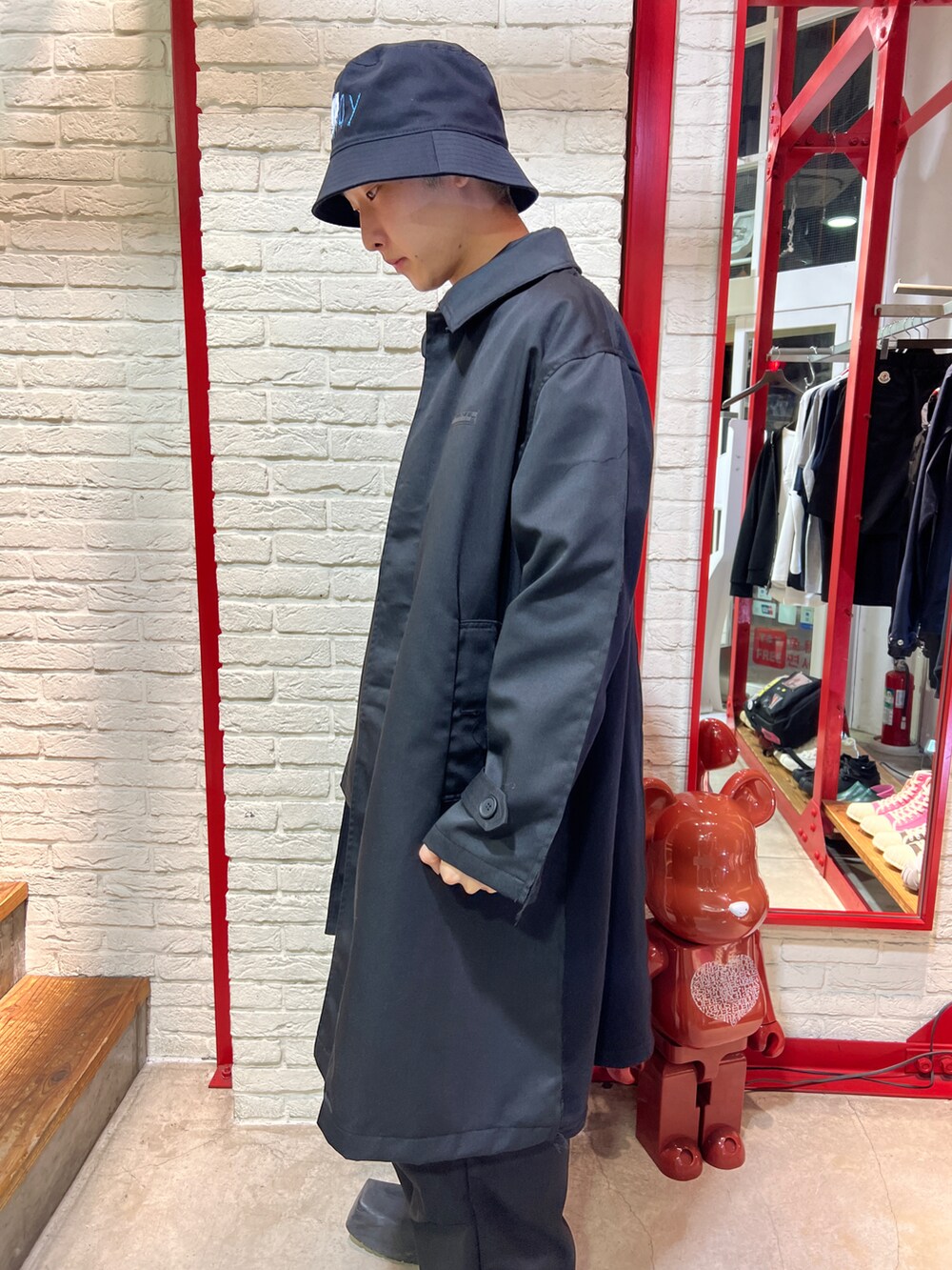 ブラック系のハットを着用したメンズの冬コーディネートの2枚目の写真