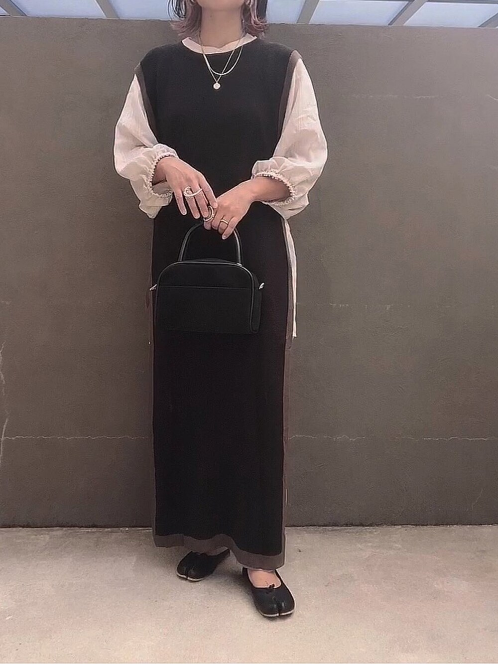 ブラック系のバレエシューズ、ベージュ系のシャツ/ブラウス、ブラック系のボストンバッグを着用したレディースの秋コーディネートの2枚目の写真