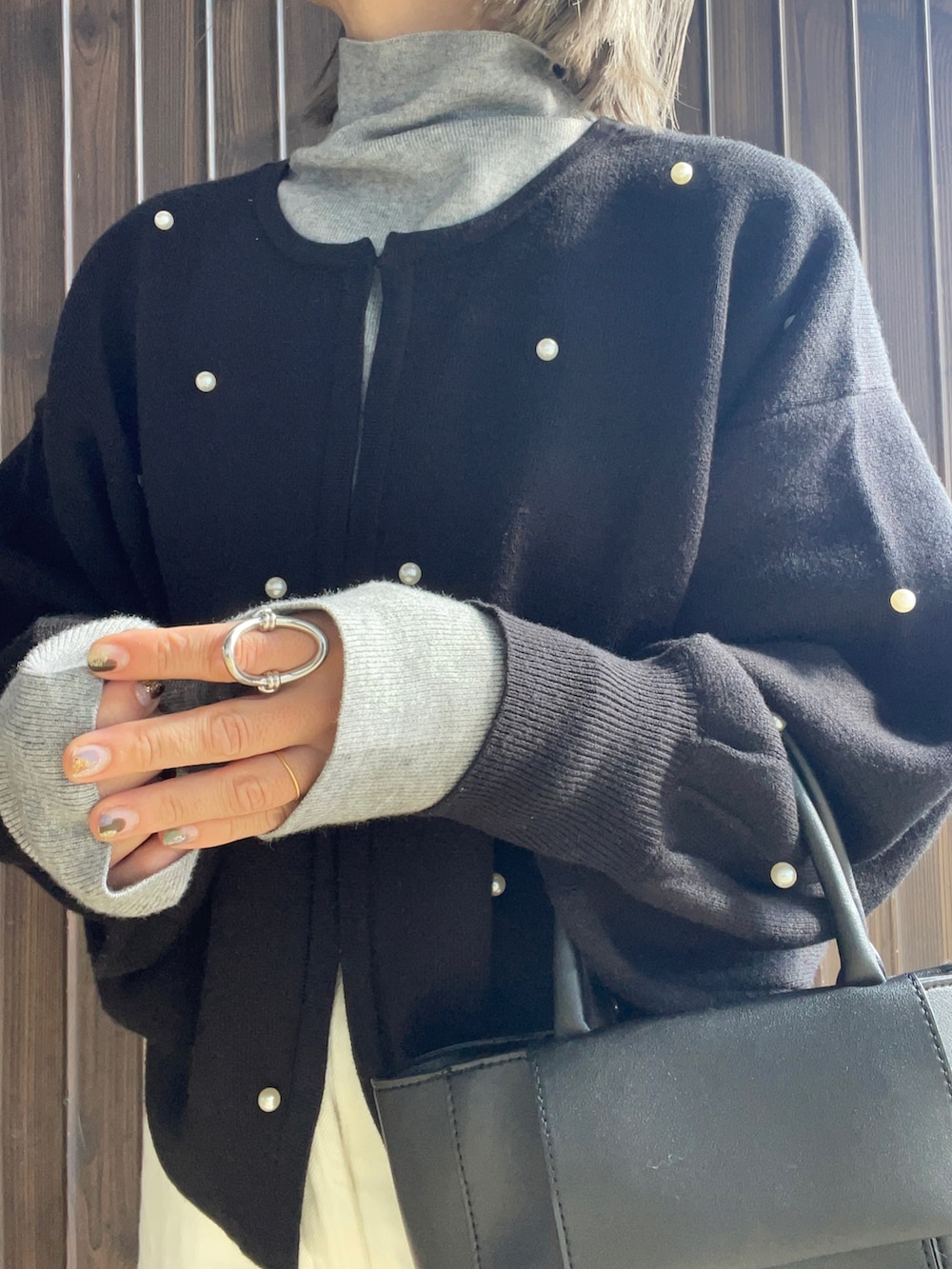 「新星WEARISTAにエントリー、今日のコーデ、オトナ女子」｜「DEVICEの【インフルエンサーchika×DEVICE コラボ】Rename ボートシェイプ 2WAY ミニトートバッグ（トートバッグ、ブラック系）」を使った、ⓒⓗⓘーⓒⓗⓐⓝさん（レディース・161cm）の冬コーディネートの2枚目の写真