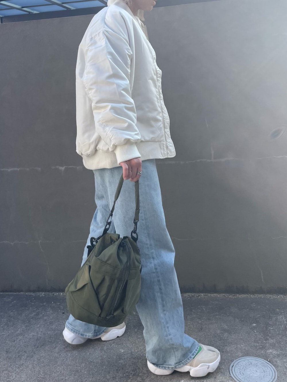 「新星WEARISTAにエントリー、NIKE、カジュアルコーデ」｜「YANUKの[YANUK/ヤヌーク] JOAN ルーズストレートデニム（デニムパンツ、ブルー系）」を使った、ⓒⓗⓘーⓒⓗⓐⓝさん（レディース・161cm）の冬コーディネートの3枚目の写真