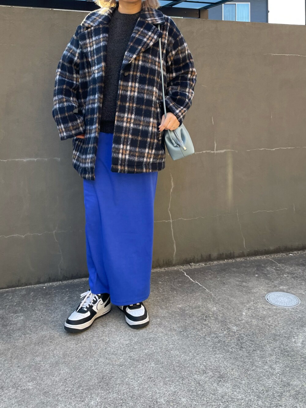 「冬を彩る色いろコーデ、冬ファッション、大人コーデ」｜「NIKEのナイキ エア フォース 1 '07 LV8 メンズシューズ / Nike Air Force 1 '07 LV8 Men's Shoes（スニーカー、ホワイト系）」を使った、ⓒⓗⓘーⓒⓗⓐⓝさん（レディース・161cm）の冬コーディネートの2枚目の写真