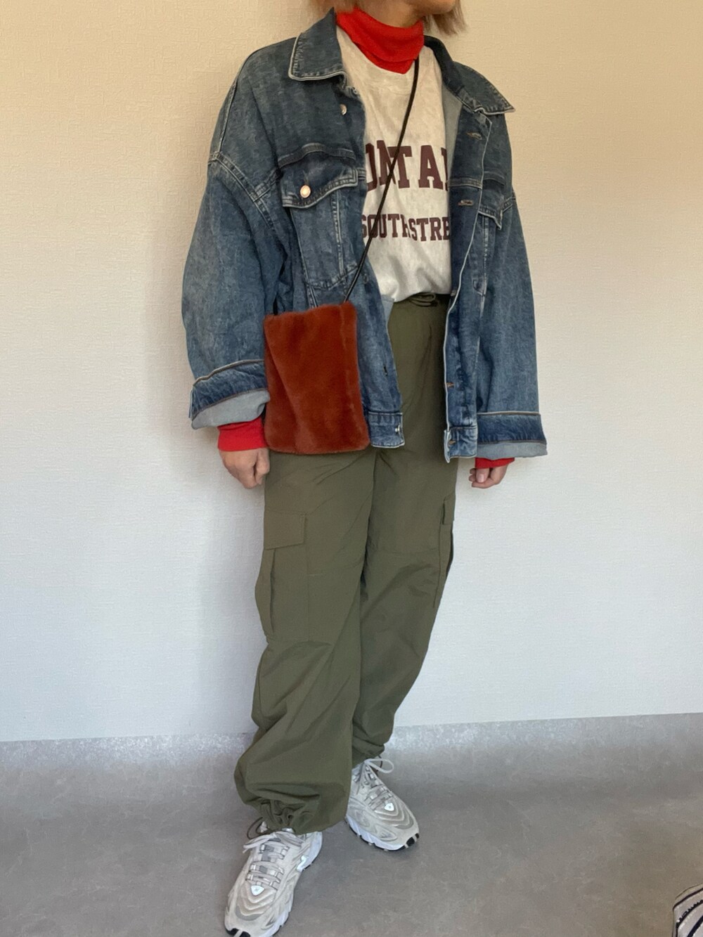 「大人カジュアル、カーゴパンツ」｜「WEGOのWEGO/ナイロンイージーワイドカーゴパンツ（カーゴパンツ、グリーン系）」を使った、ⓒⓗⓘーⓒⓗⓐⓝさん（レディース・161cm）の冬コーディネートの2枚目の写真