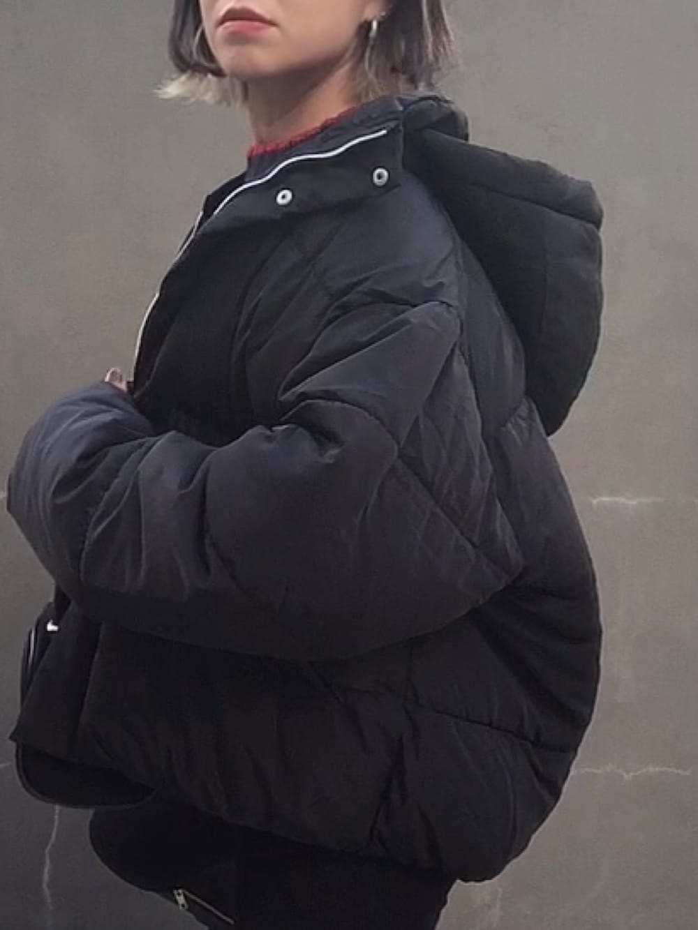 ブラック系のダウンジャケット/コート、ブラック系のボストンバッグを着用したレディースの秋コーディネートの3枚目の写真