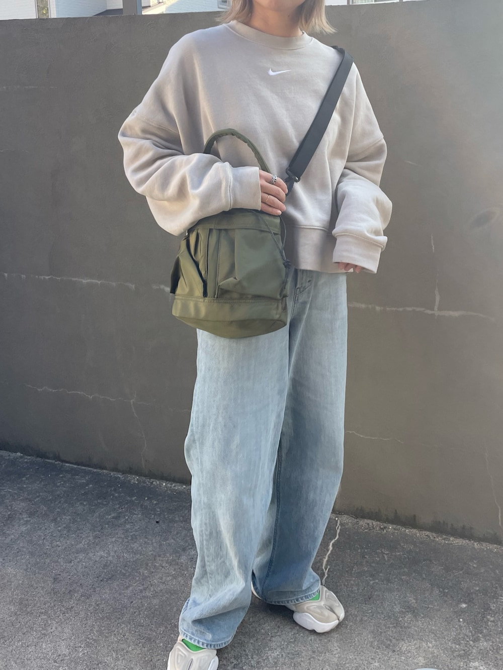 「新星WEARISTAにエントリー、NIKE、カジュアルコーデ」｜「YANUKの[YANUK/ヤヌーク] JOAN ルーズストレートデニム（デニムパンツ、ブルー系）」を使った、ⓒⓗⓘーⓒⓗⓐⓝさん（レディース・161cm）の冬コーディネートの2枚目の写真