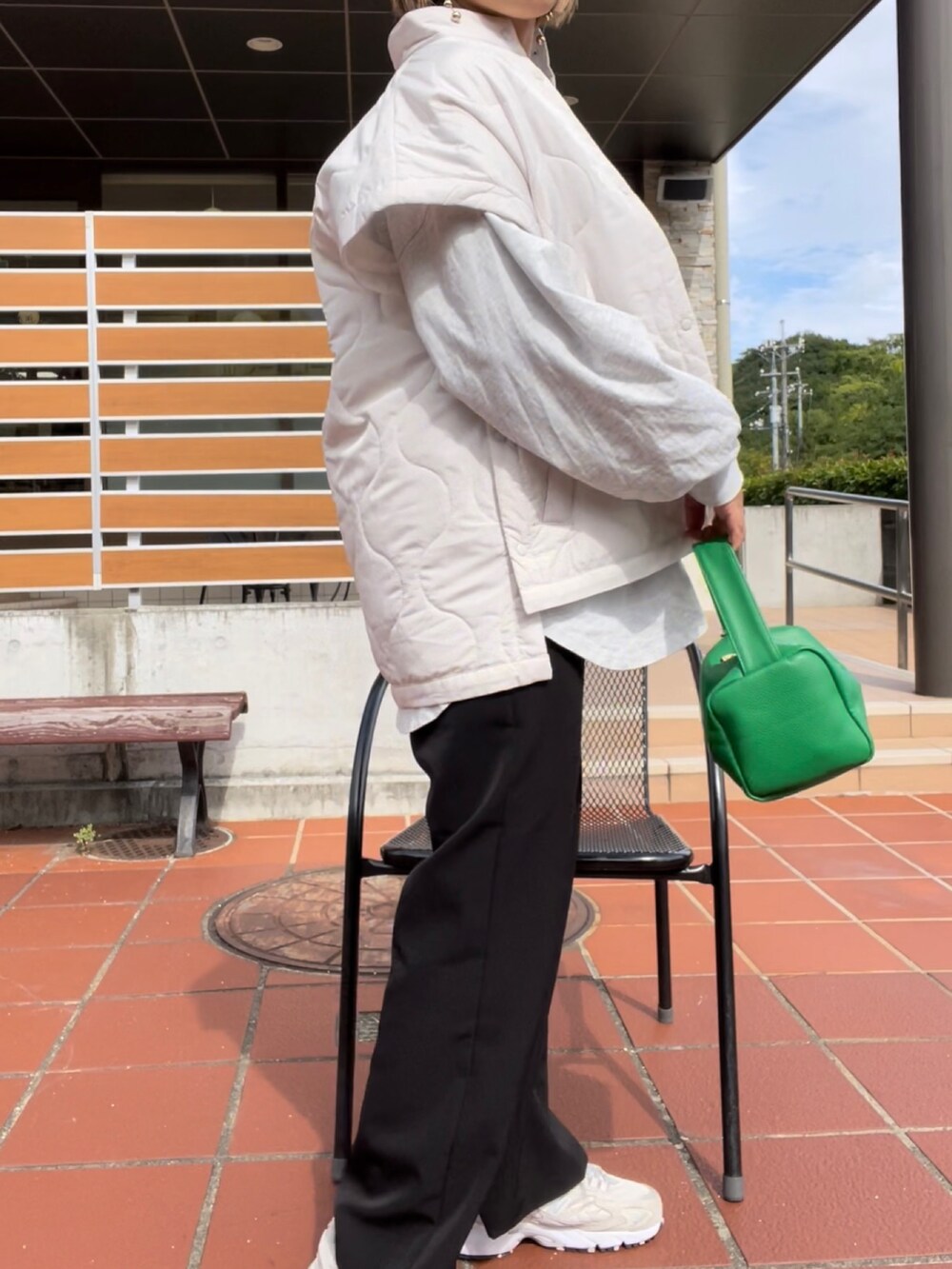 「ベスト、スニーカー」｜「NEW BALANCEのML725（スニーカー、ベージュ系）」を使った、ⓒⓗⓘーⓒⓗⓐⓝさん（レディース・161cm）の秋コーディネートの3枚目の写真