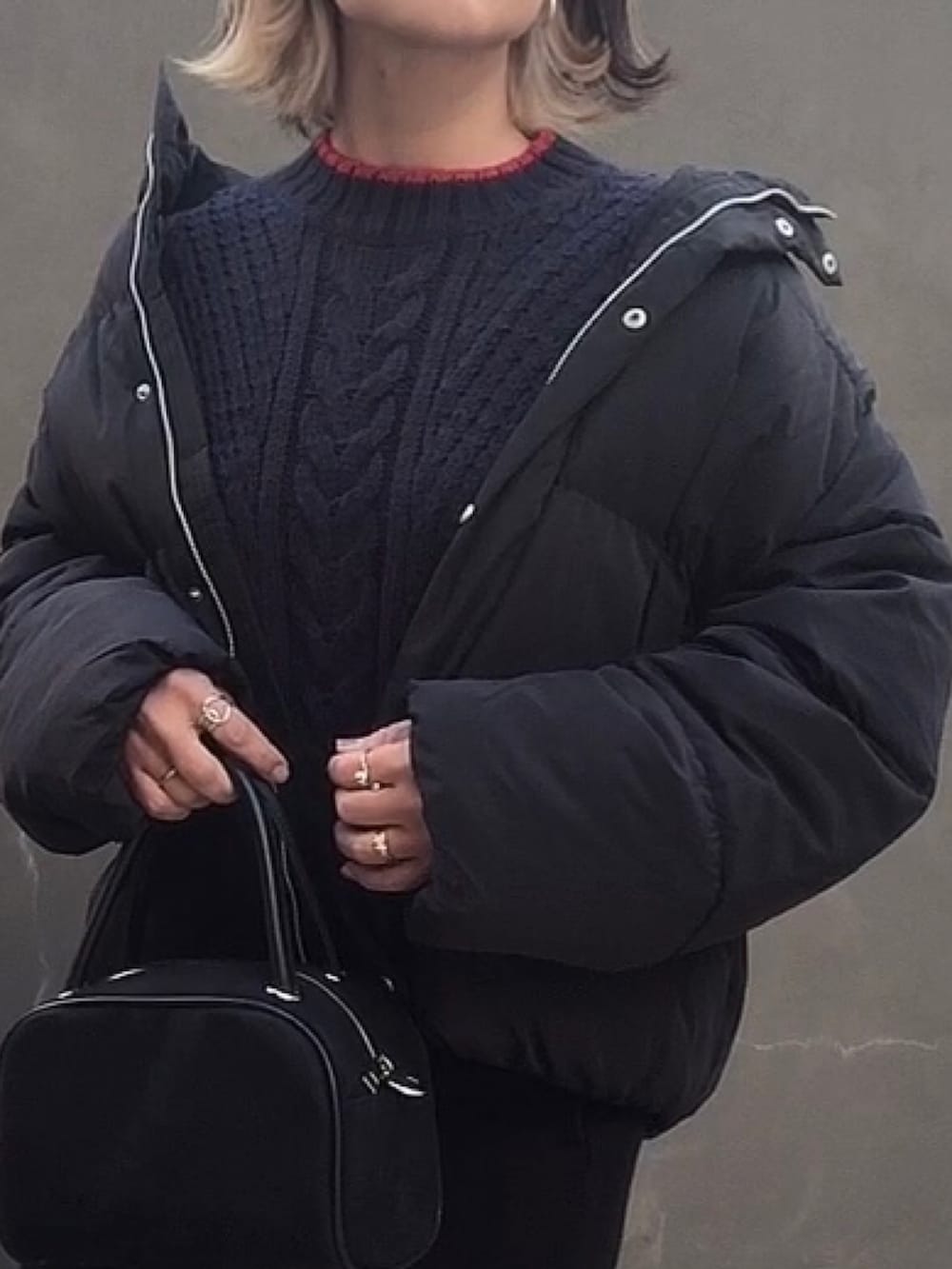 ブラック系のダウンジャケット/コート、ブラック系のボストンバッグを着用したレディースの秋コーディネートの2枚目の写真