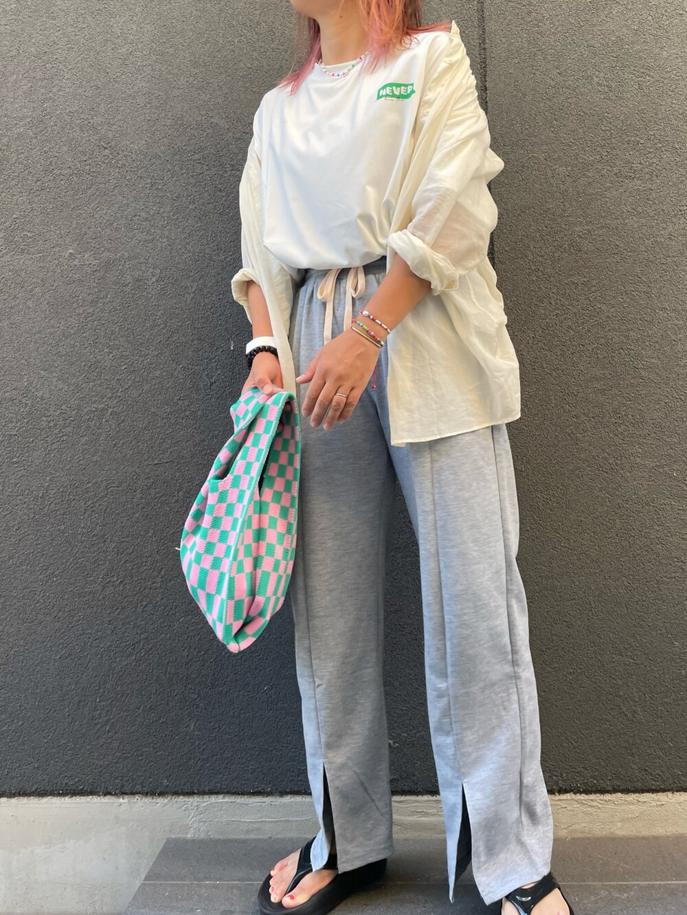 ブラック系のサンダルを着用したレディースの夏コーディネートの2枚目の写真