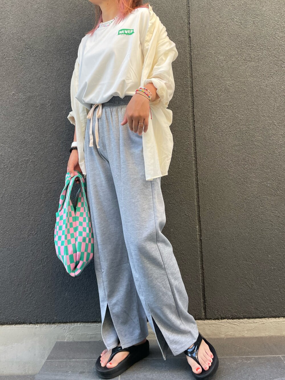 ブラック系のサンダルを着用したレディースの夏コーディネートの3枚目の写真