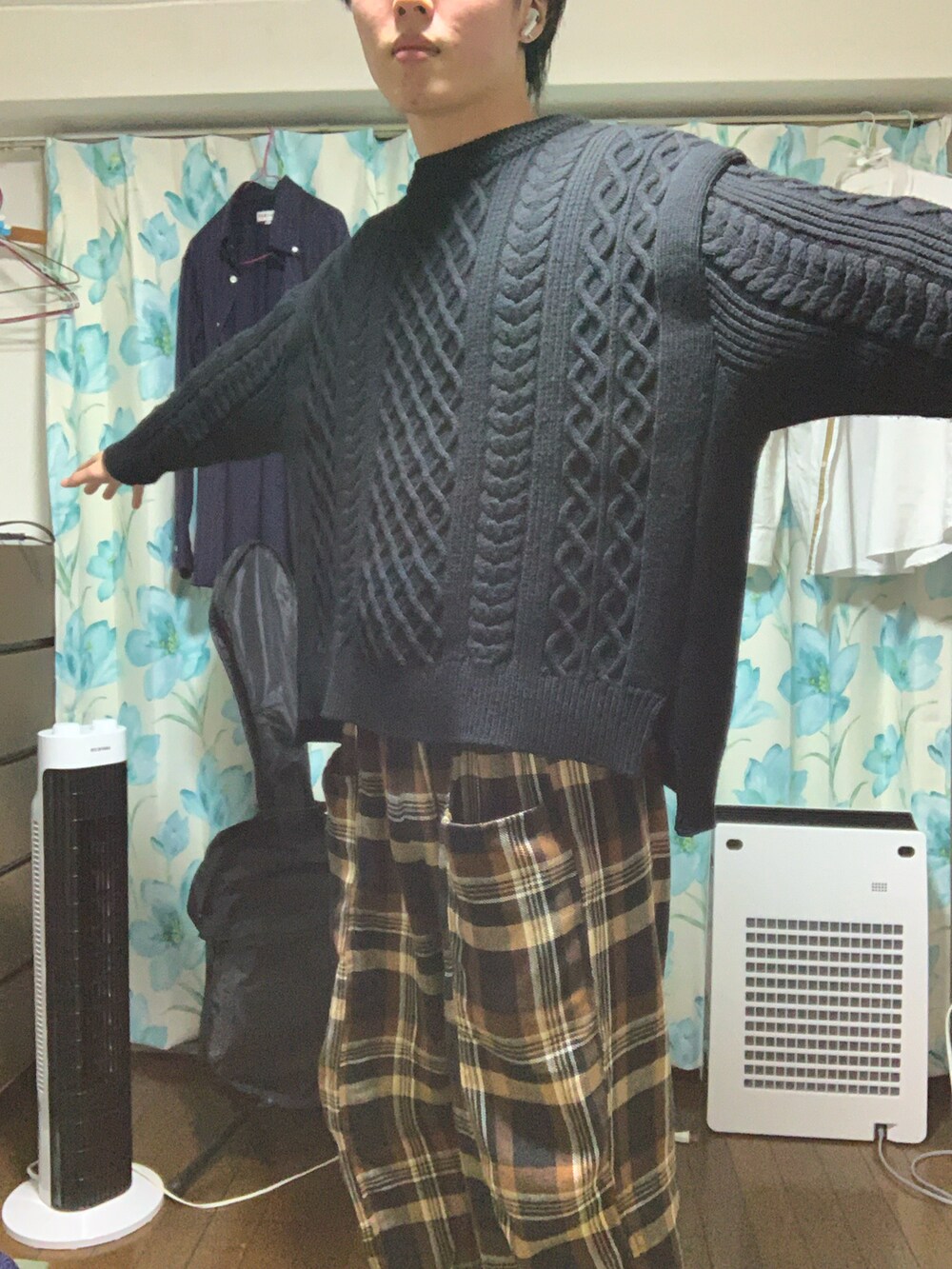 ブラック系のニット/セーター、ブラウン系のパンツ、パープル系のシャツ/ブラウスを着用したメンズの秋コーディネートの3枚目の写真