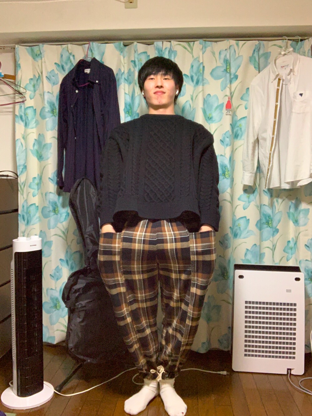 ブラック系のニット/セーター、ブラウン系のパンツ、パープル系のシャツ/ブラウスを着用したメンズの秋コーディネートの2枚目の写真