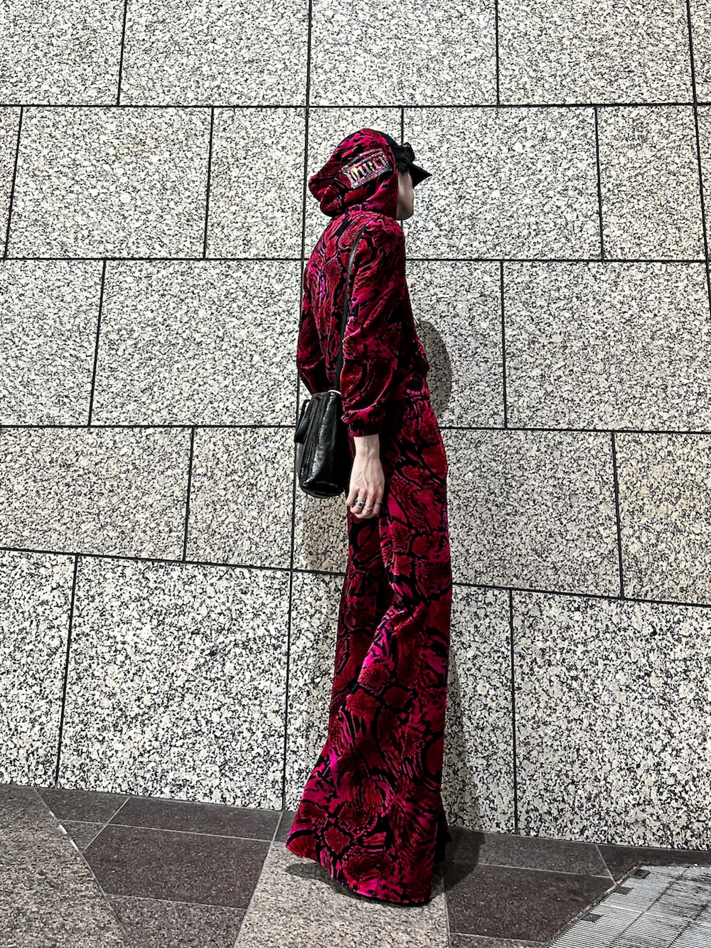 「今日のコーデ、WEARタイアップ、セットアップ、aries、RICK OWENS、休日スタイル、お洒落さんとつながりたい、ブーツ、ゆるコーデ、モード」｜「ARIESのアイテム（パーカー、レッド系）」を使った、拍玖 さん（メンズ・173cm）の夏コーディネートの4枚目の写真