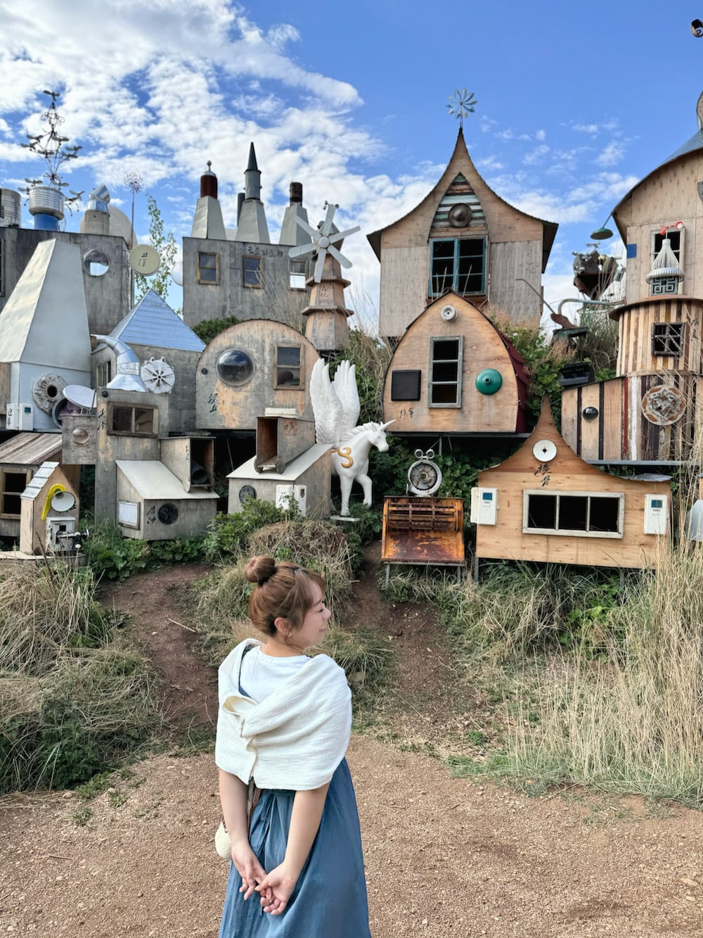 ベージュ系のかごバッグを着用したレディースの夏コーディネートの2枚目の写真