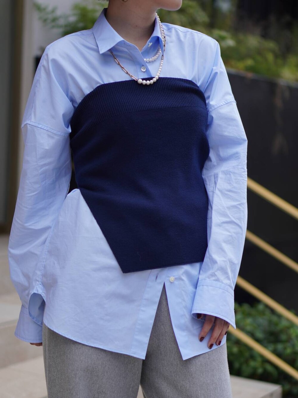 ブラック系のローファー、グレー系のスウェットパンツ、ブルー系のシャツ/ブラウスを着用したレディースの秋コーディネートの5枚目の写真