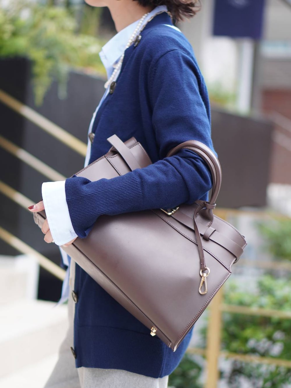 ブラック系のローファー、グレー系のスウェットパンツ、ブルー系のシャツ/ブラウスを着用したレディースの秋コーディネートの3枚目の写真