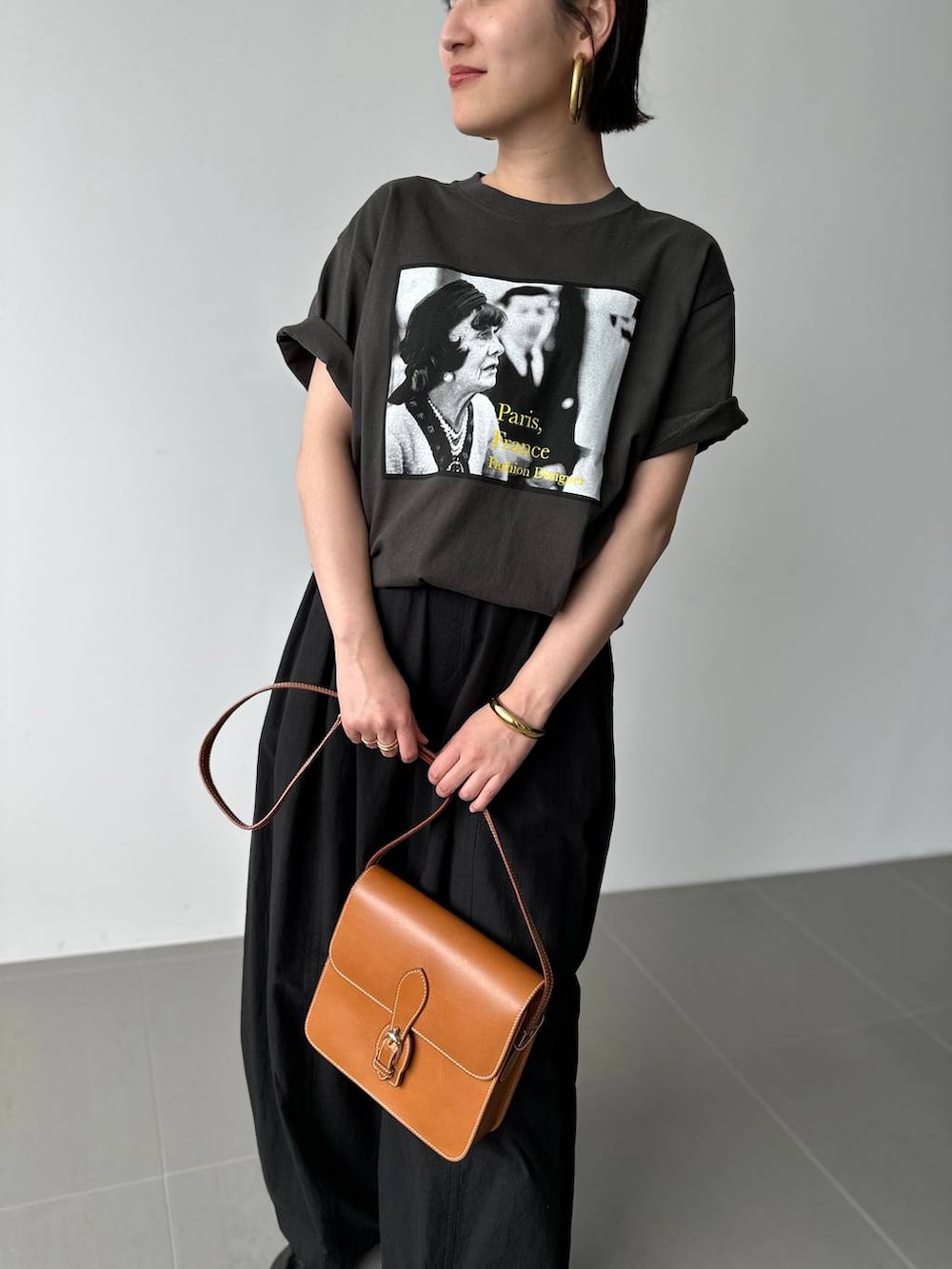 ブラック系のTシャツ/カットソー、ブラック系のその他パンツを着用したレディースの夏コーディネートの2枚目の写真