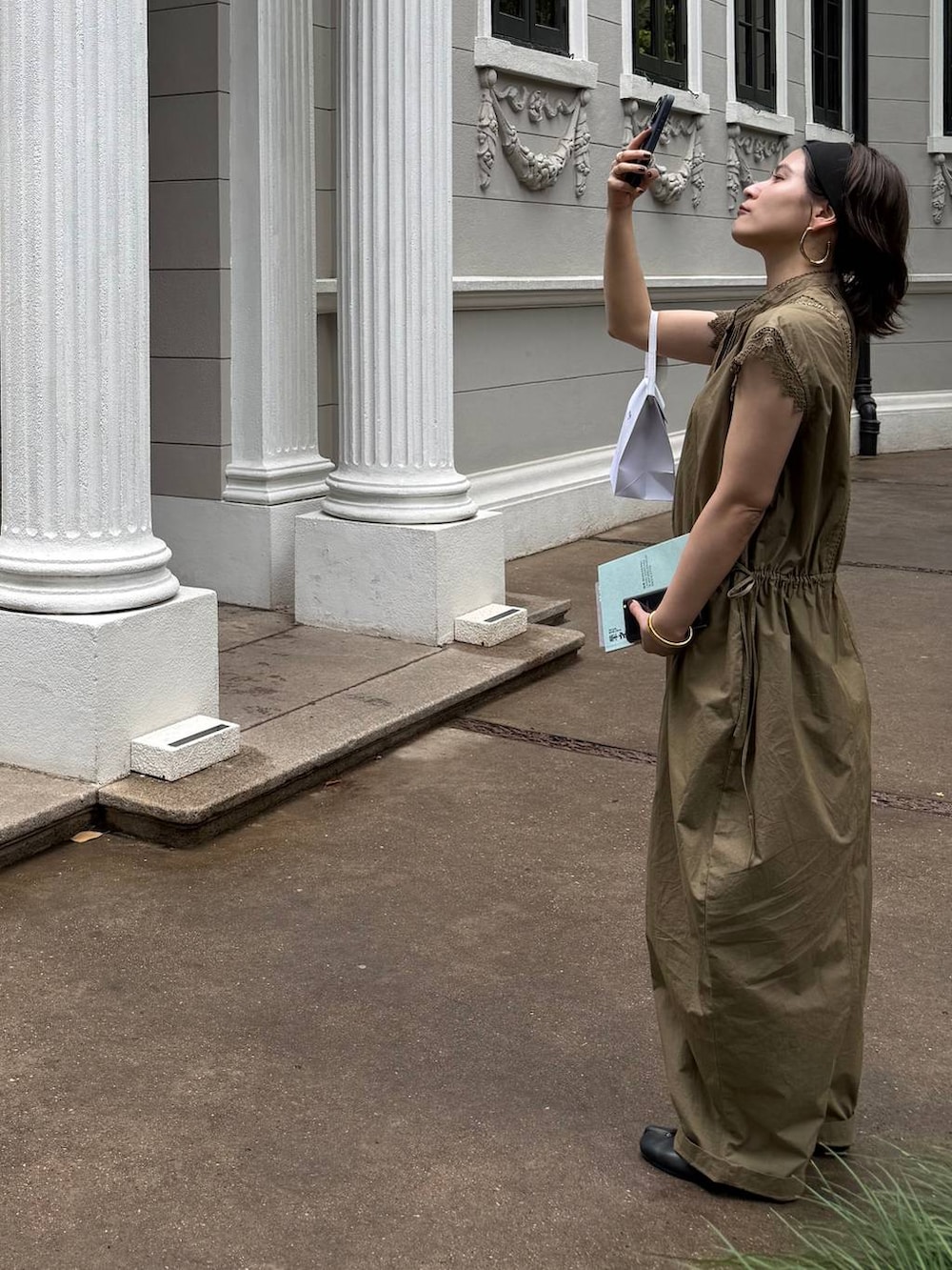 ベージュ系のつなぎ/オールインワン、ゴールド系のピアス（両耳用）を着用したレディースの春コーディネートの2枚目の写真