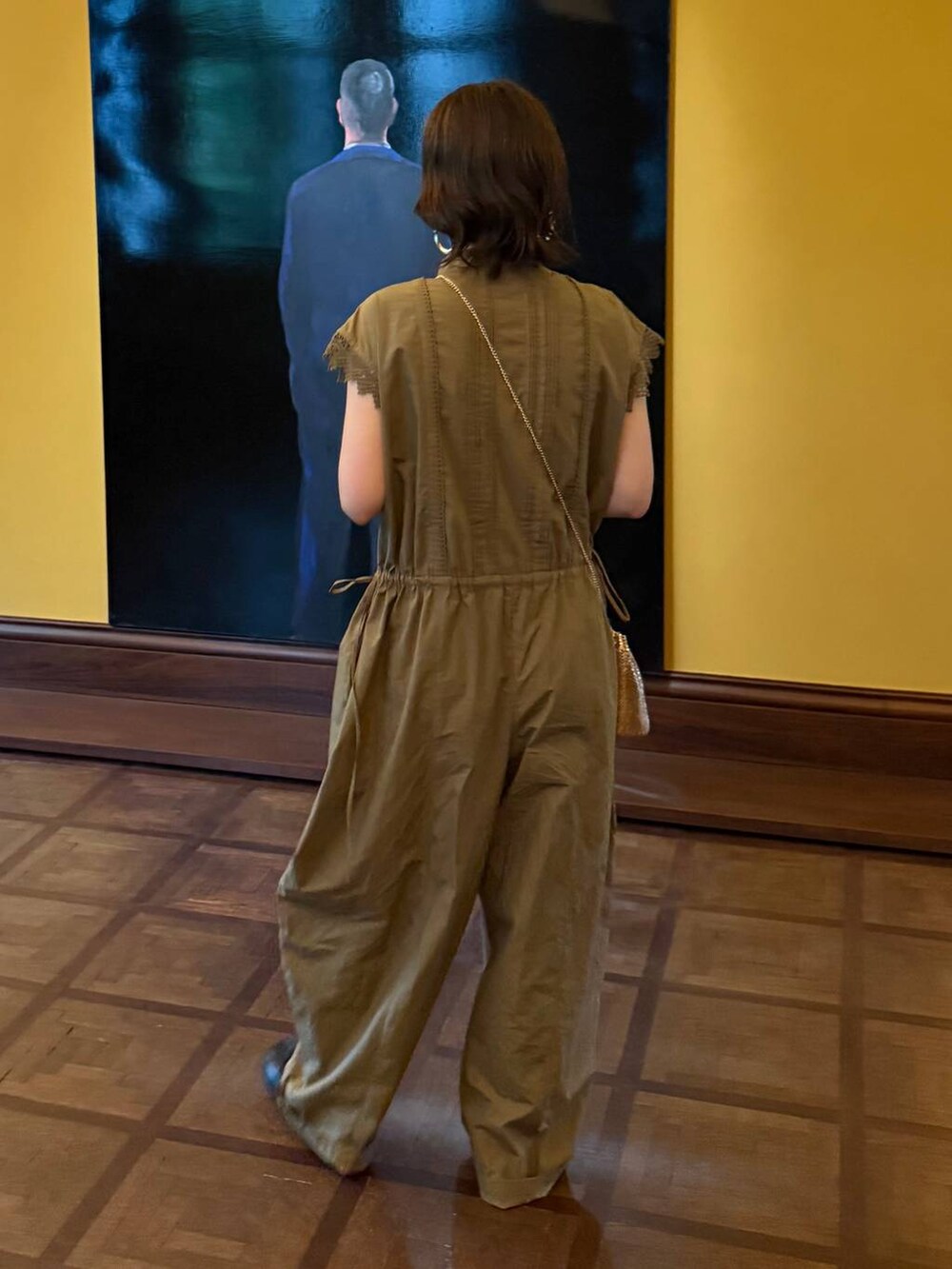 ベージュ系のつなぎ/オールインワン、ゴールド系のピアス（両耳用）を着用したレディースの春コーディネートの3枚目の写真