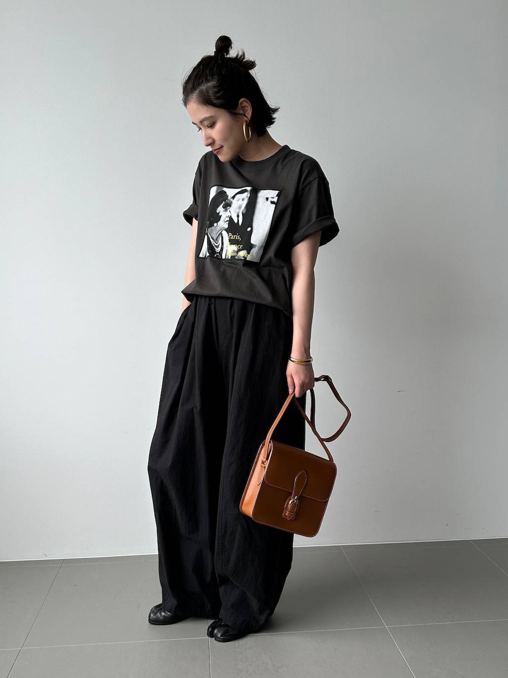 ブラック系のTシャツ/カットソー、ブラック系のその他パンツを着用したレディースの夏コーディネートの3枚目の写真