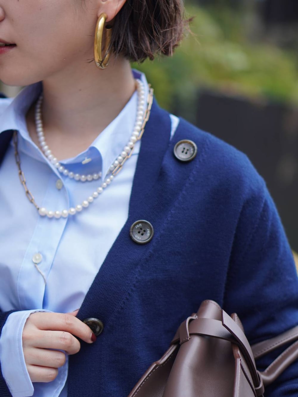 ブラック系のローファー、グレー系のスウェットパンツ、ブルー系のシャツ/ブラウスを着用したレディースの秋コーディネートの4枚目の写真