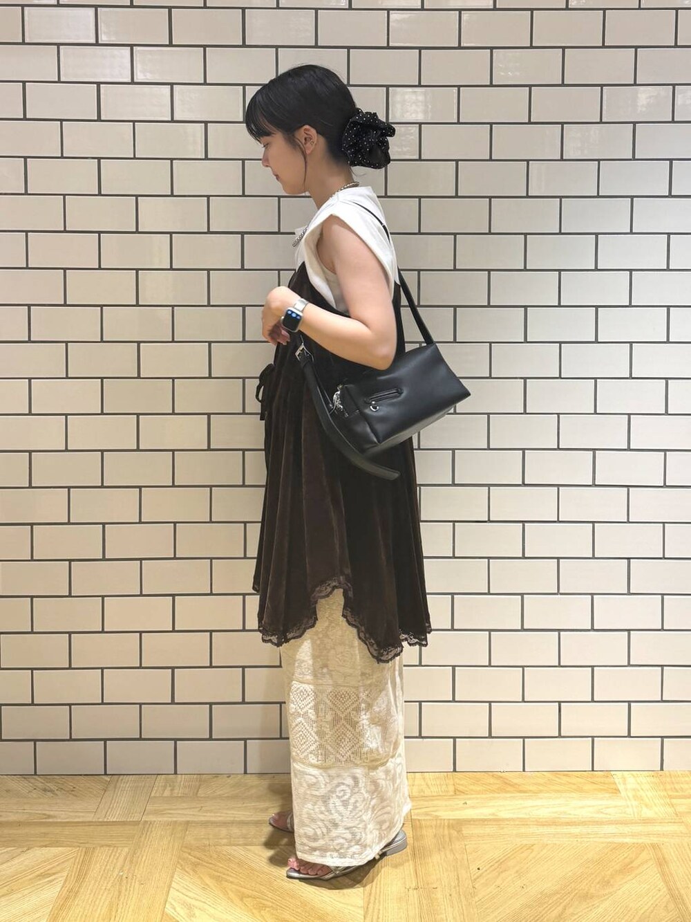 シルバー系のサンダル、ホワイト系のスカート、ホワイト系のTシャツ/カットソーを着用したレディースの夏コーディネートの3枚目の写真