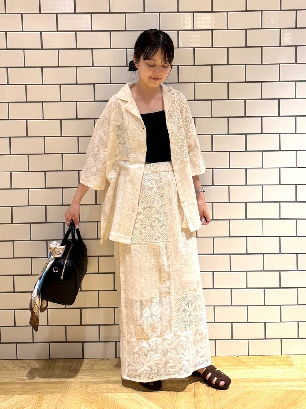 ブラック系のタンクトップ、ホワイト系のシャツ/ブラウス、ホワイト系のスカートを着用したレディースの夏コーディネートの2枚目の写真