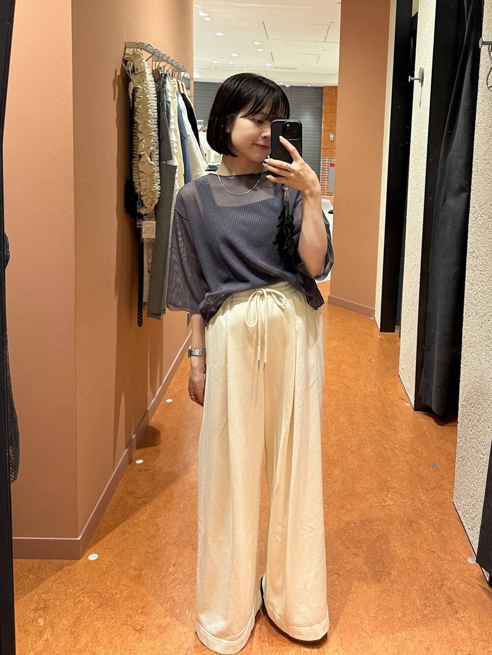 ブラック系のサンダル、ホワイト系のスウェットパンツ、グレー系のTシャツ/カットソーを着用したレディースの夏コーディネートの5枚目の写真